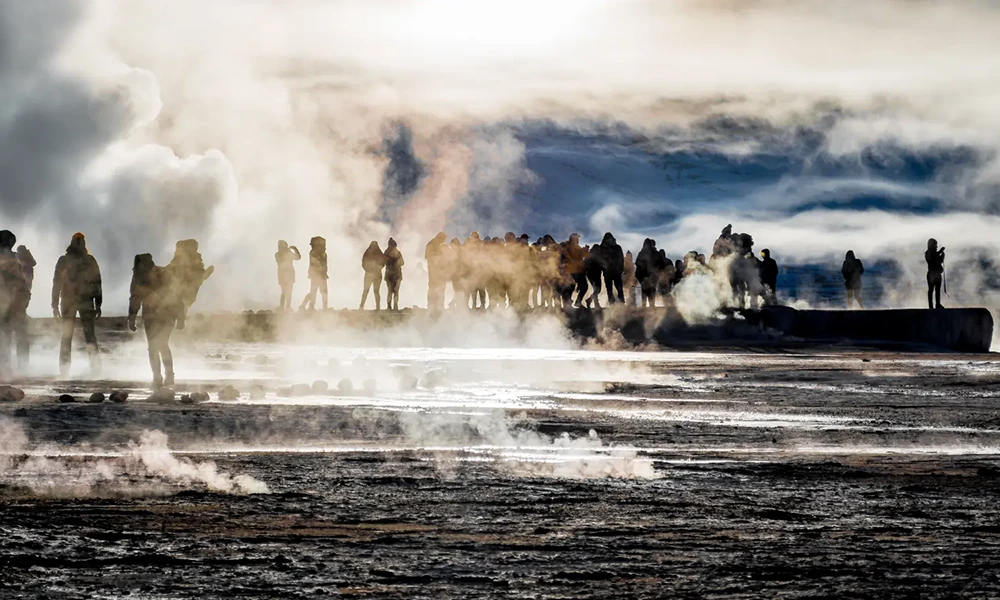 Amanecer Dorado en los Geysers del Tatio